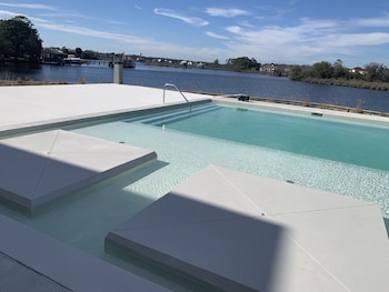 Handsboro Pointe Condo & Suites,,4 star
