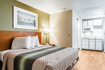 hometowne studios by red roof atlanta ne peachtree corners