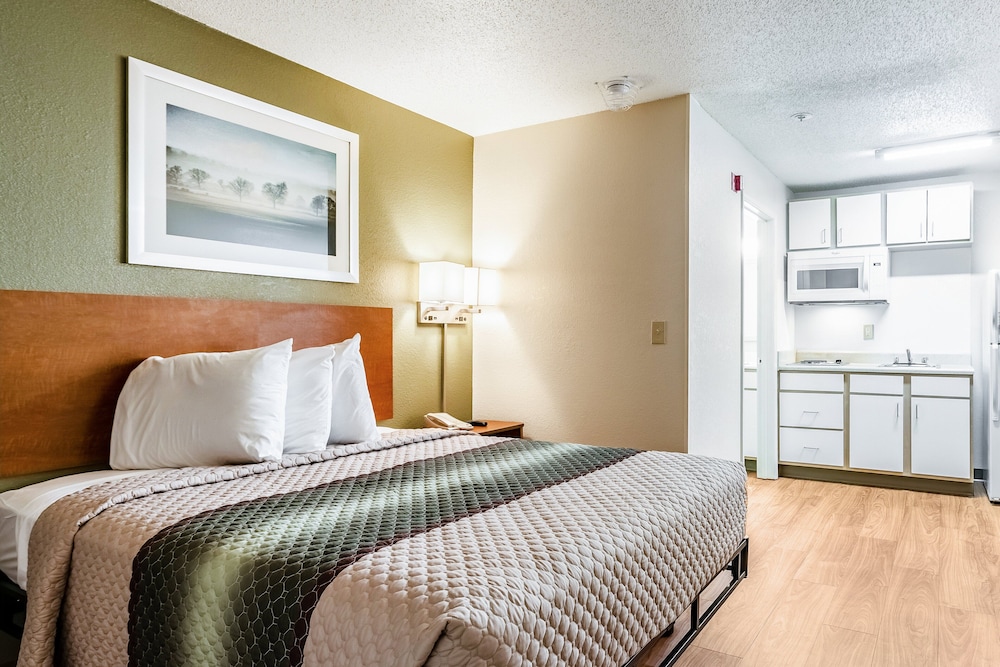 hometowne studios by red roof atlanta ne peachtree corners