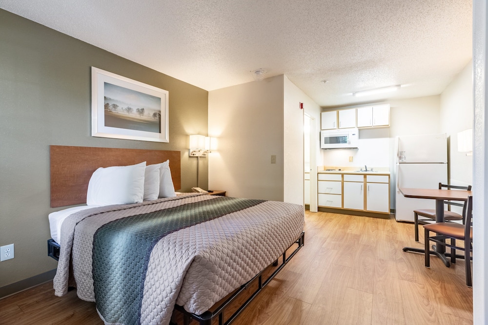 hometowne studios by red roof atlanta ne peachtree corners