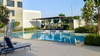 Maison Privee - Elegant & Panoramic Sea View Apt On Al Reem Island,,4 star