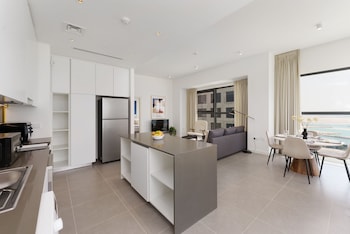 Maison Privee - Elegant & Panoramic Sea View Apt On Al Reem Island,,4 star