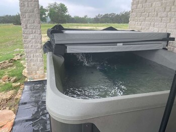 Casa Blanca: Hot-Tub, Fire Pit, Hill Country Views,,4 star
