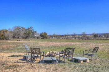 Casa Blanca: Hot-Tub, Fire Pit, Hill Country Views,,4 star