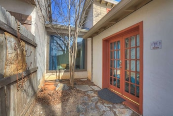 Texas Two Step Guesthouse,509 N Cherry,3 star