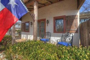 Texas Two Step Guesthouse,509 N Cherry,3 star