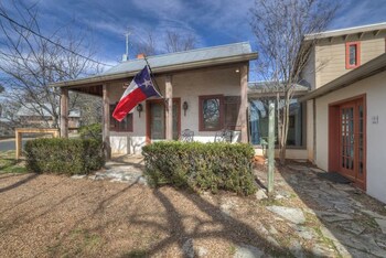 Texas Two Step Guesthouse,509 N Cherry,3 star