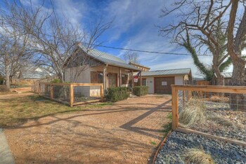 Texas Two Step Guesthouse,509 N Cherry,3 star