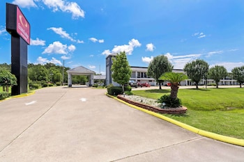 econo lodge inn and suites ocean springs biloxi