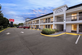 econo lodge inn and suites ocean springs biloxi