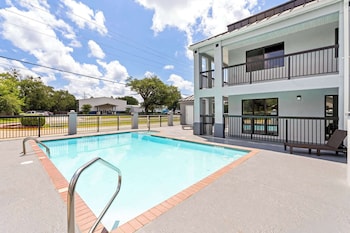 Econo Lodge Inn & Suites Ocean Springs - Biloxi,Gulfport>>Biloxi,2 star