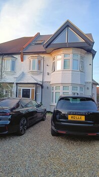 London Studios And Suites,,4 star