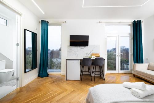 london studios and suites