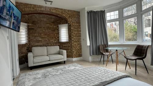 london studios and suites