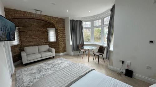 london studios and suites