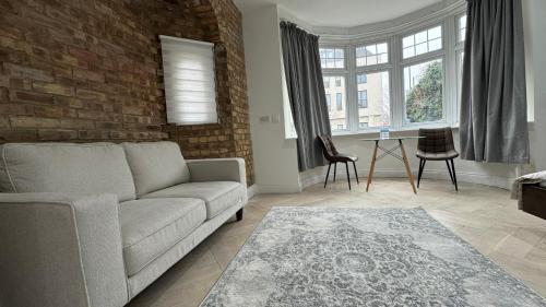 london studios and suites