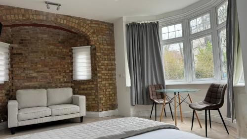 london studios and suites