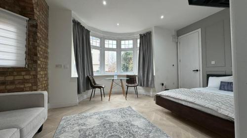 london studios and suites