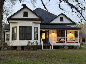 Adelines Bed And Breakfast,340 Hand Cemetery Rd,3 star
