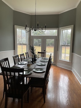Adelines Bed And Breakfast,340 Hand Cemetery Rd,3 star