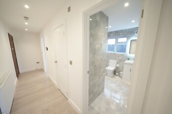 Heathrow Charge And Go,,4 star