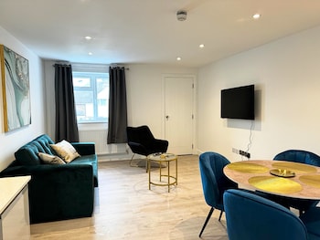 Heathrow Charge And Go,,4 star