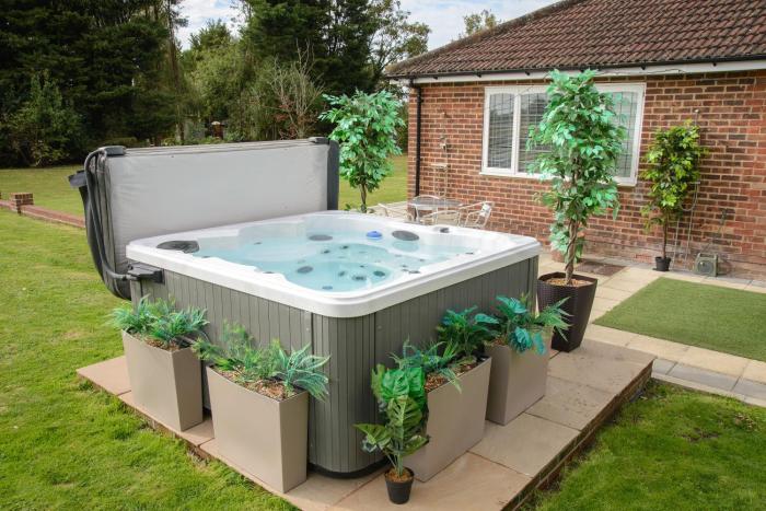 deluxe 1 bed versace hottub skytv