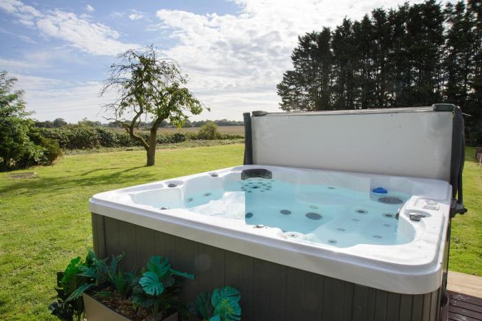 deluxe 1 bed versace hottub skytv