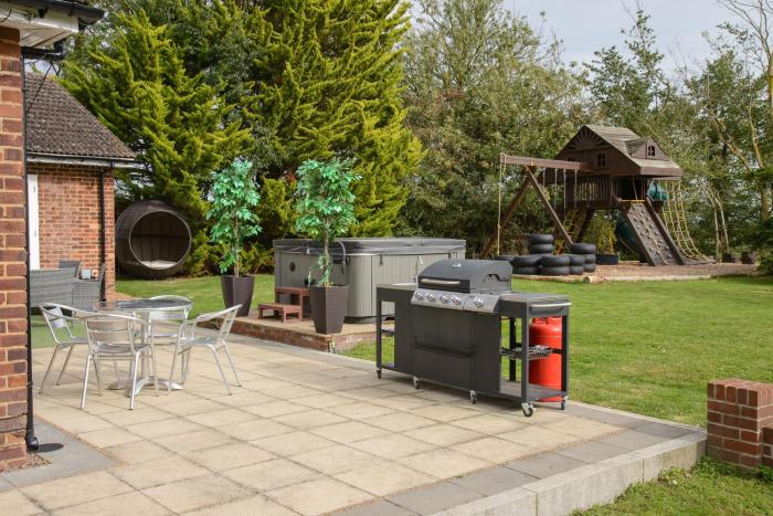 deluxe 1 bed versace hottub skytv