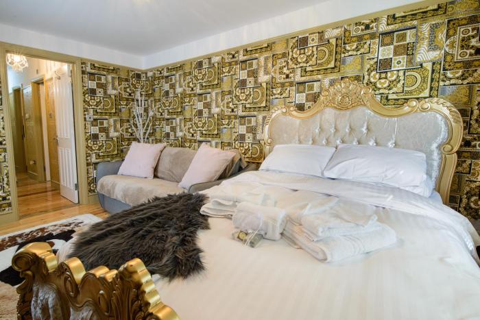 deluxe 1 bed versace hottub skytv