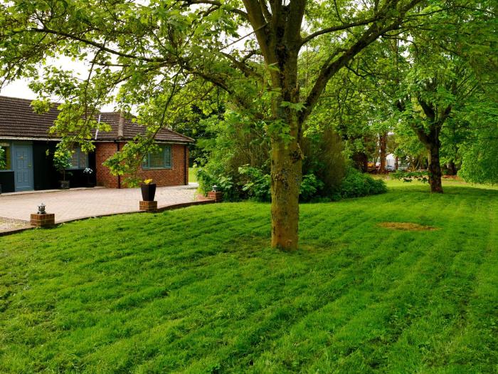 deluxe 1 bed versace hottub skytv