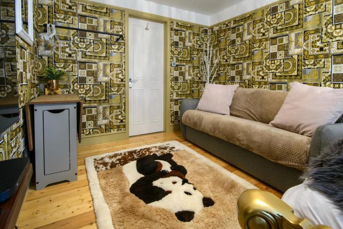 deluxe 1 bed versace hottub skytv