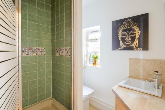 deluxe 1 bed versace hottub skytv