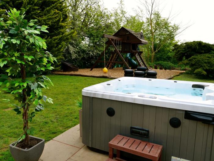 deluxe 1 bed versace hottub skytv