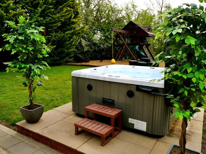 deluxe 1 bed versace hottub skytv
