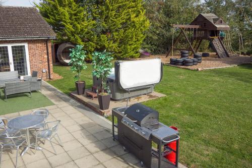 deluxe 1 bed versace hottub skytv