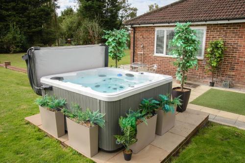 deluxe 1 bed versace hottub skytv