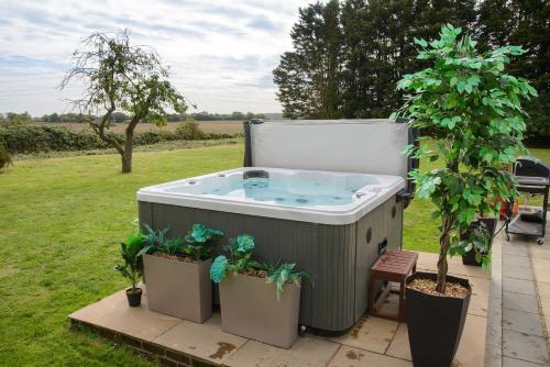 deluxe 1 bed versace hottub skytv