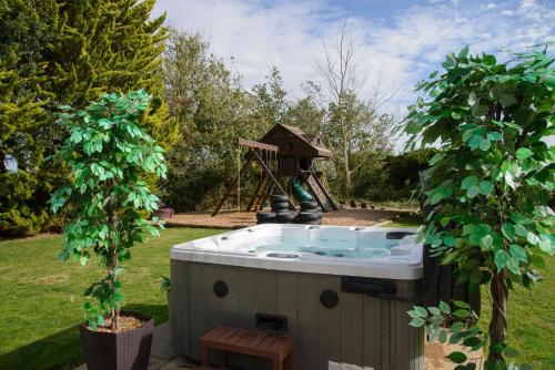 deluxe 1 bed versace hottub skytv
