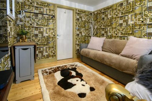 deluxe 1 bed versace hottub skytv