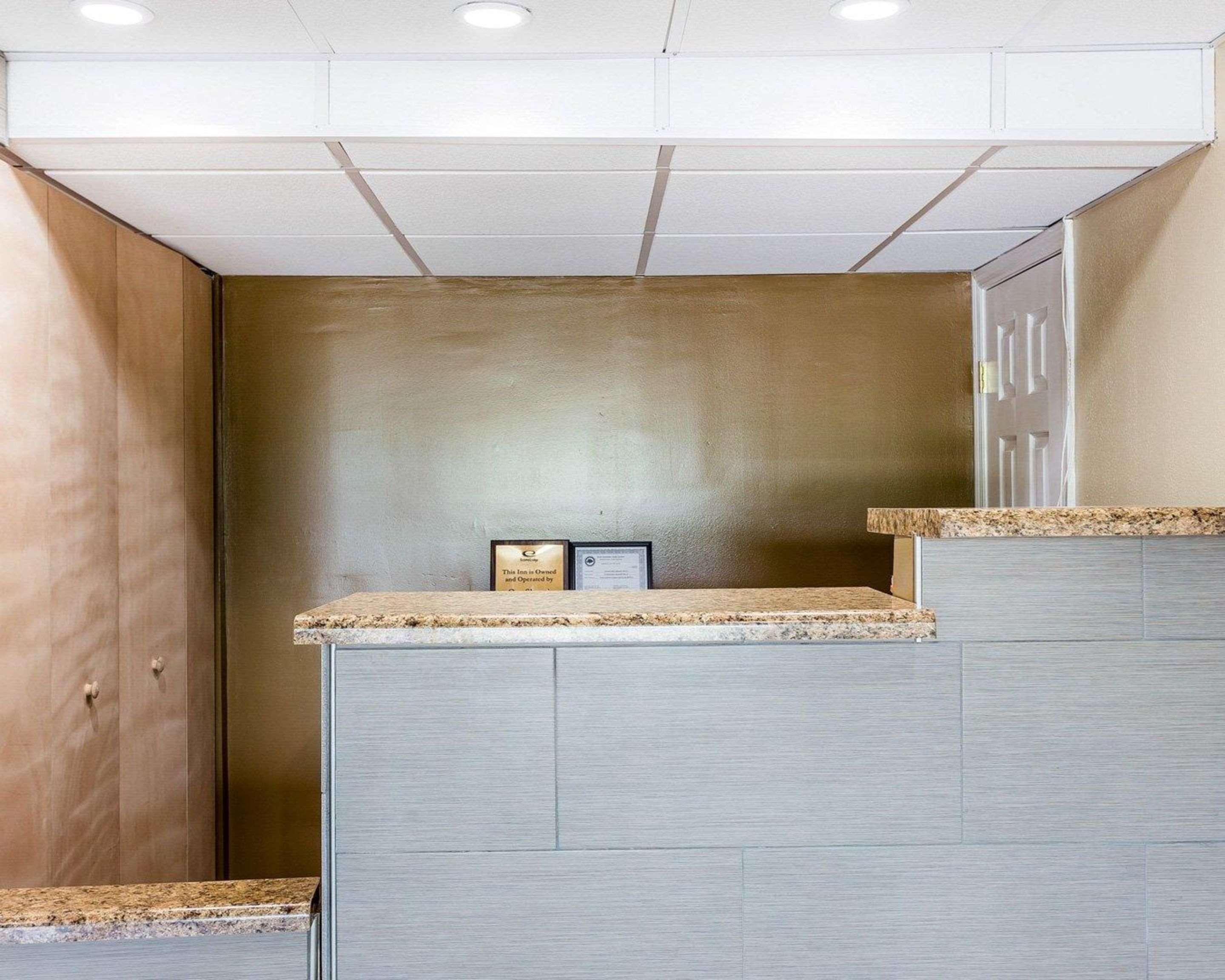 econo lodge coliseum