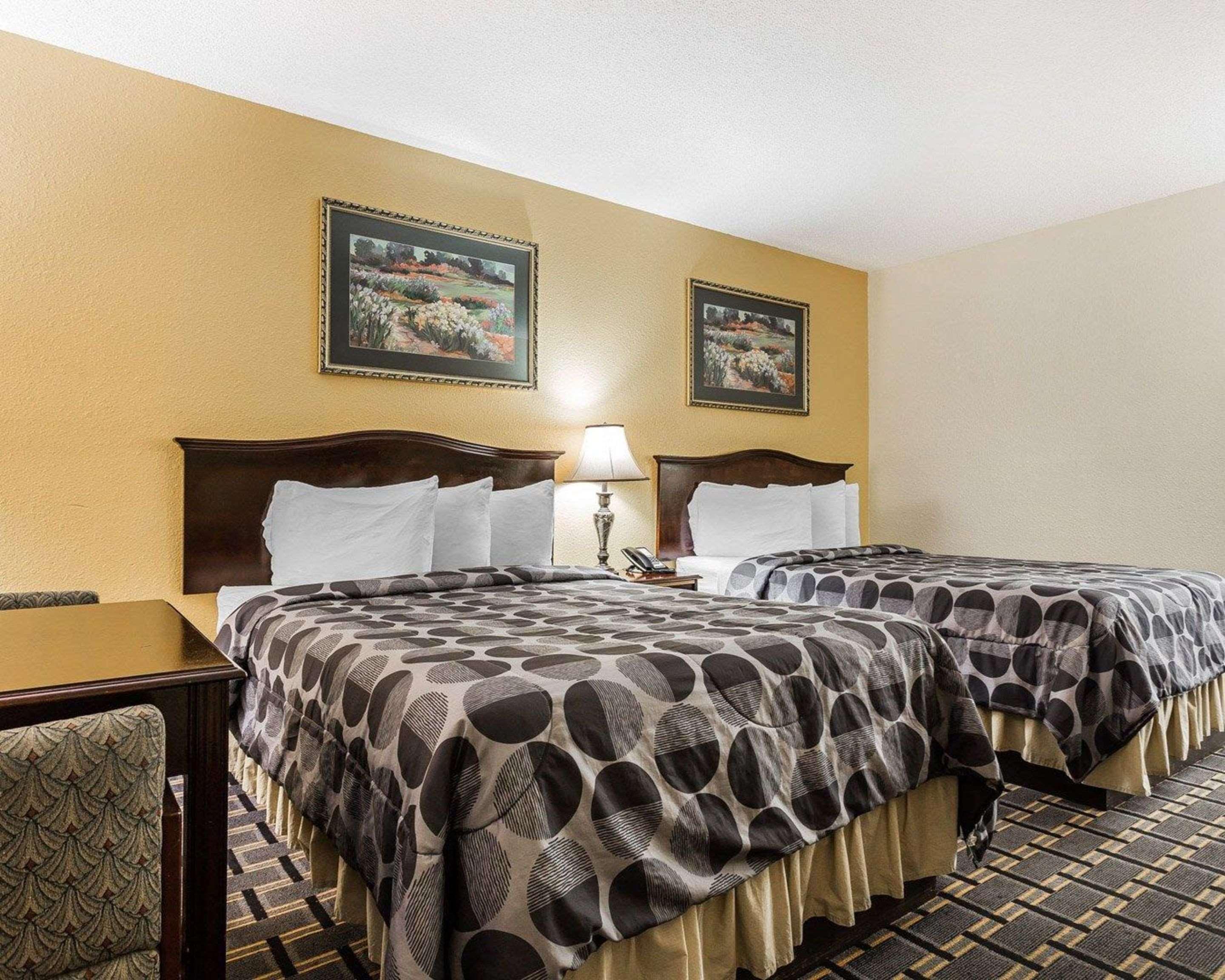 econo lodge coliseum