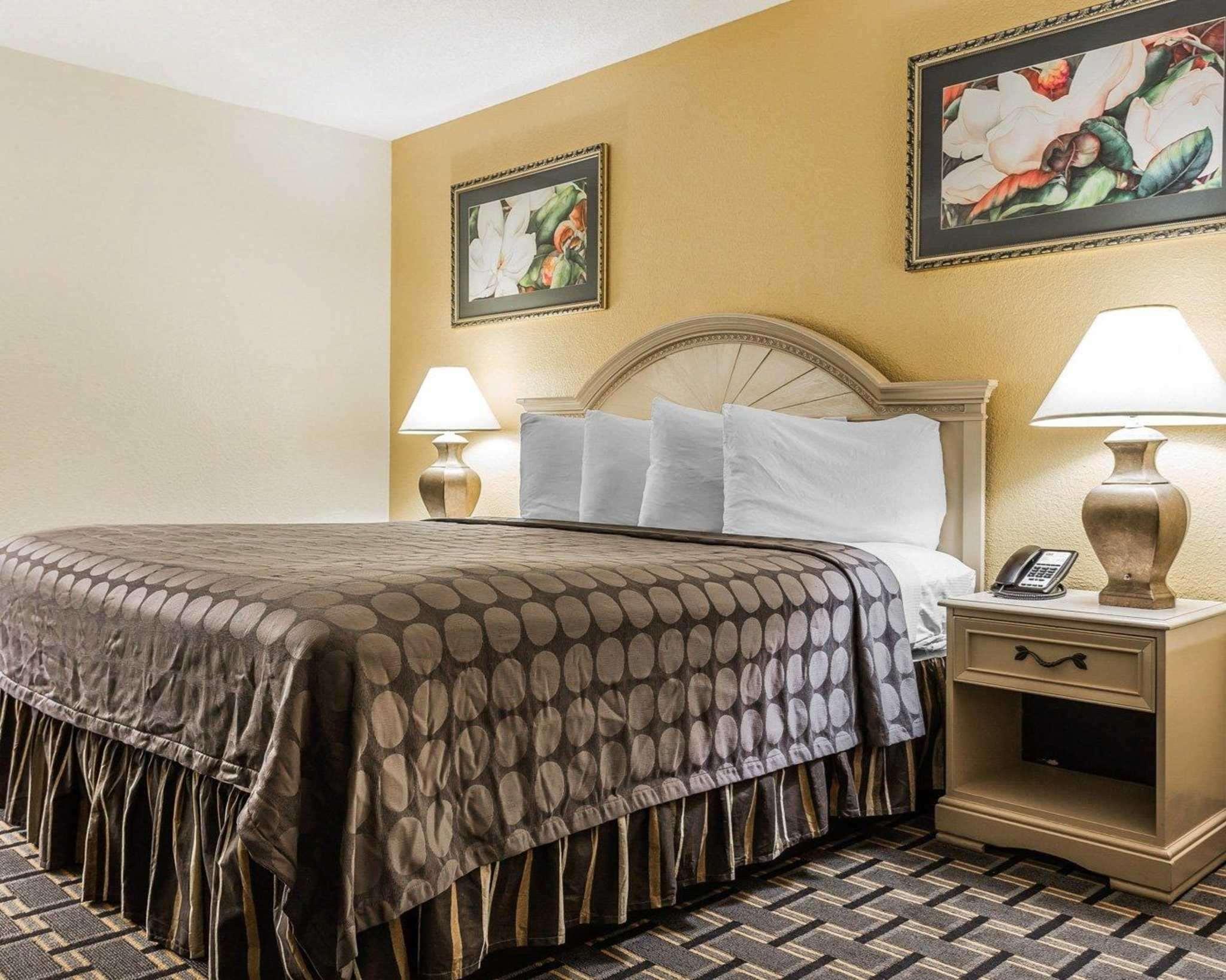 econo lodge coliseum