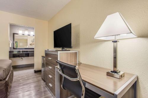 econo lodge coliseum