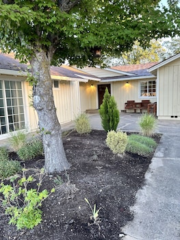 The Rellik House And Winery,,4 star