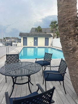 The Moorings Hotel And Marina,1000 Hwy 98,3 star
