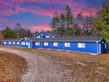 The Blue Anchor At Houghton Lake,5131 W Houghton Lake Dr,2 star