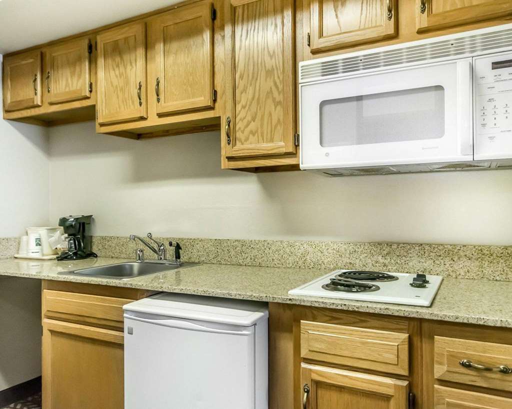 quality inn and suites university airport