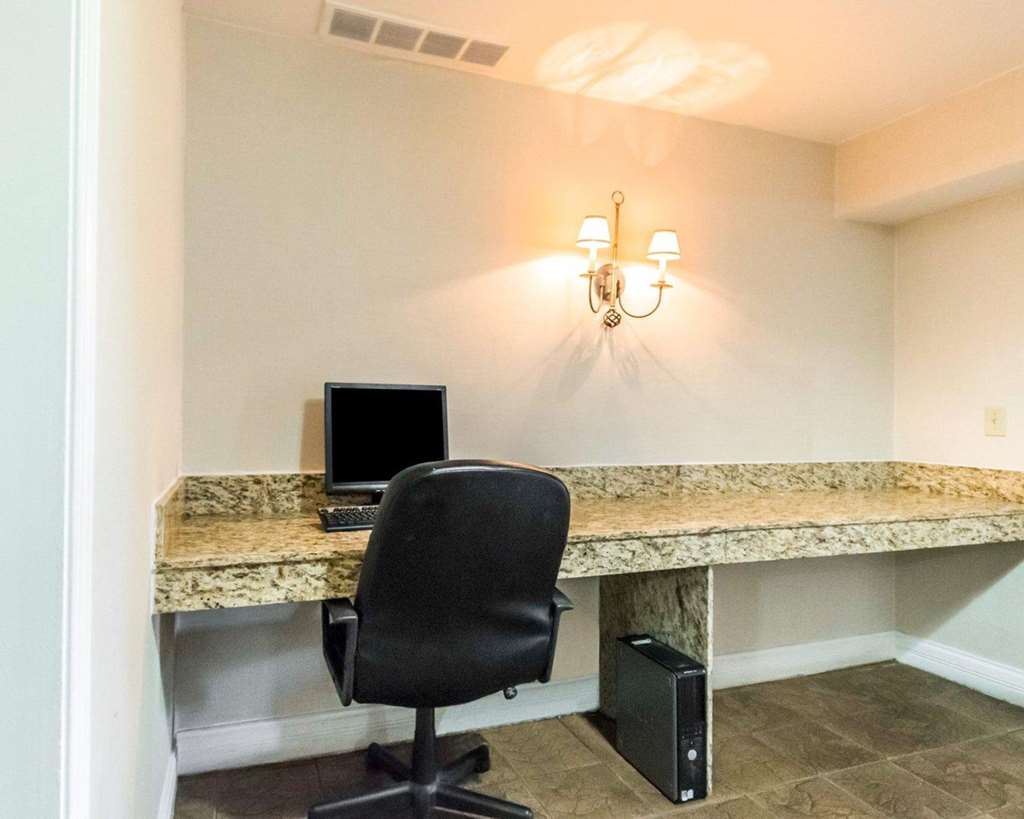 quality inn and suites university airport