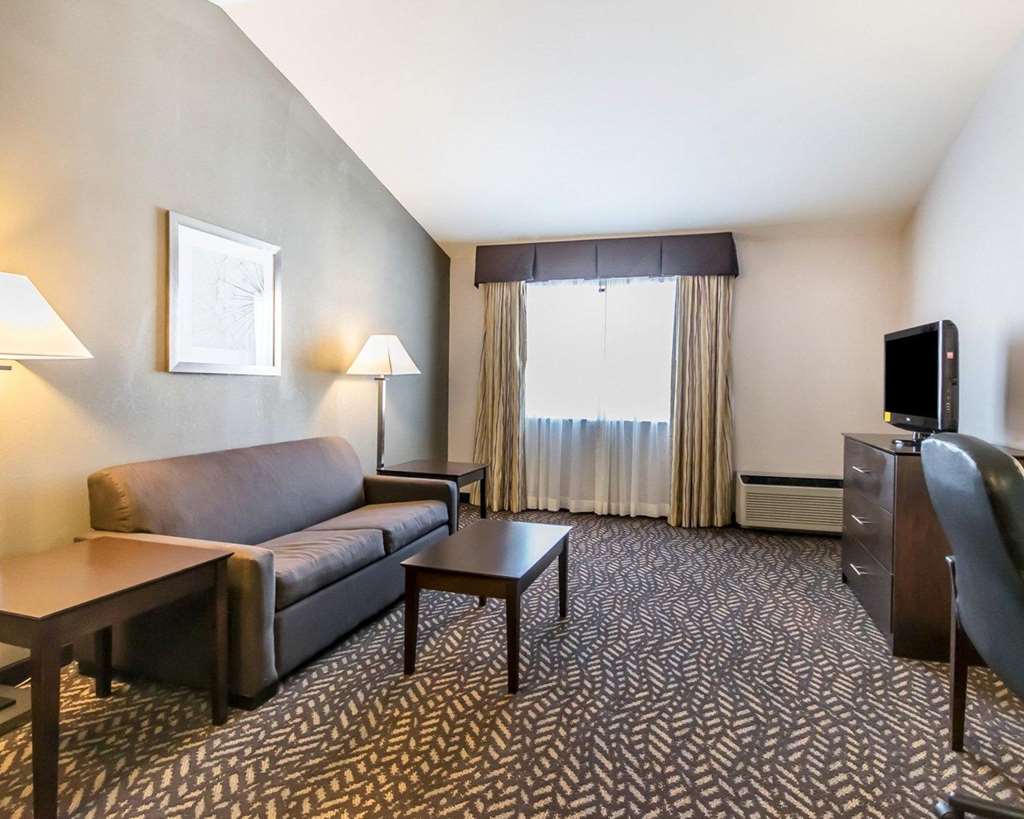 quality inn and suites university airport